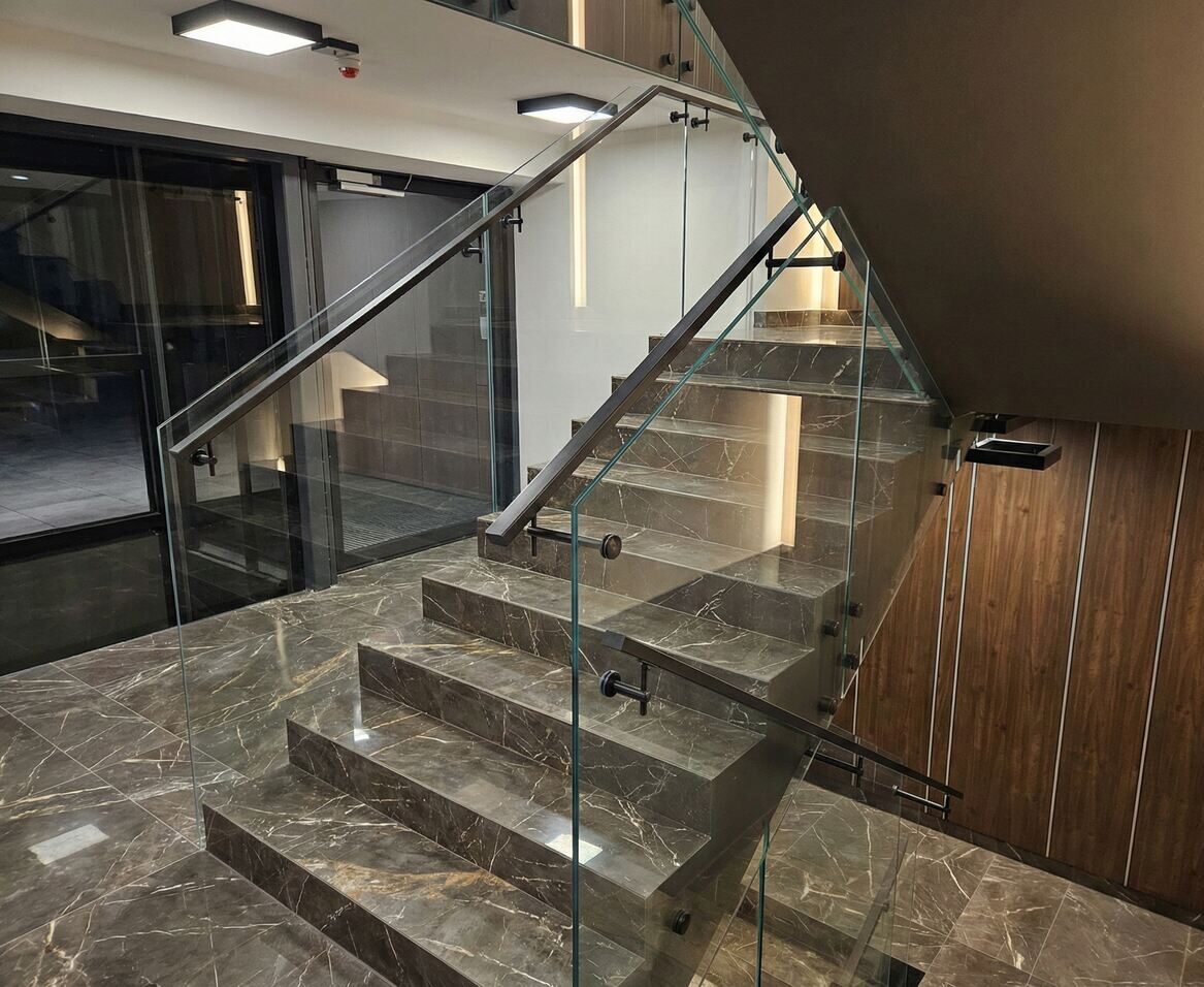 Balustrady schodowe samonośne