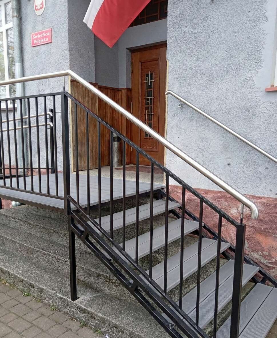 Schody malowane ze stali nierdzewnej