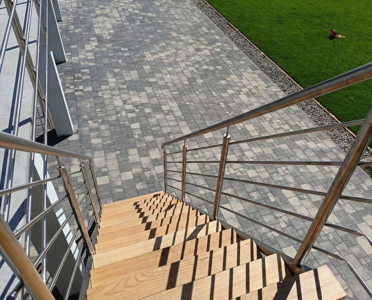 Schody ze stali nierdzewnej.